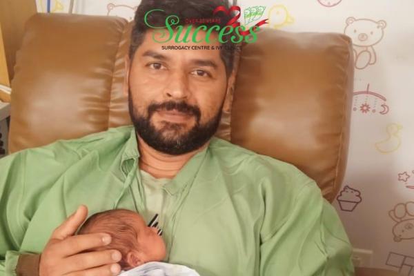 Il nostro cliente di Delhi ci racconta il suo percorso verso la paternità.